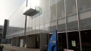 逗子図書館（入口前から）