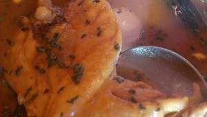 スープカレーの鶏肉でかい