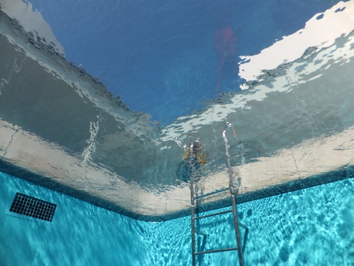 レアンドロのプール下から