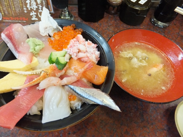 近江町市場で海鮮丼