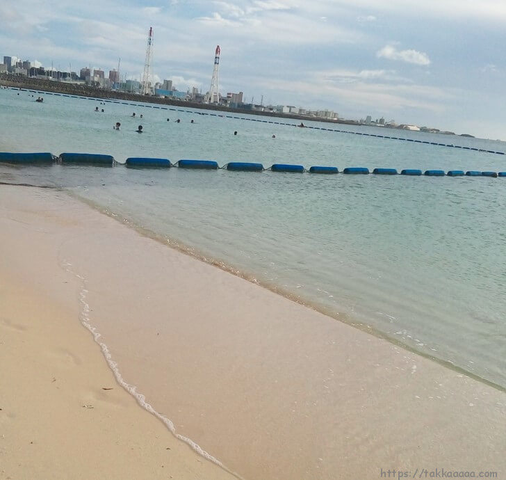 沖縄コンベンションセンターの裏の砂浜2