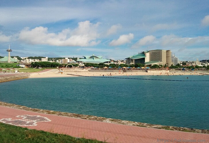 沖縄コンベンションセンターの裏の砂浜