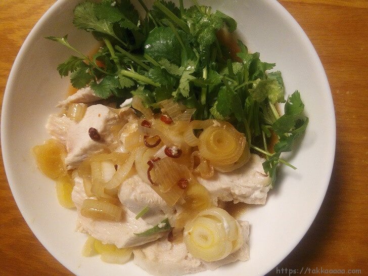 パクチーと蒸し鳥