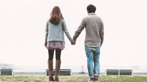 手をつなぐ写真