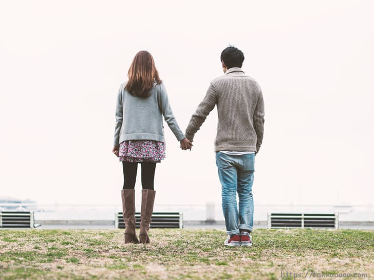 手をつなぐ写真