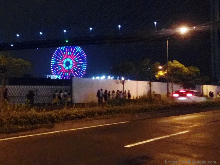 後ろに立ってる観覧車