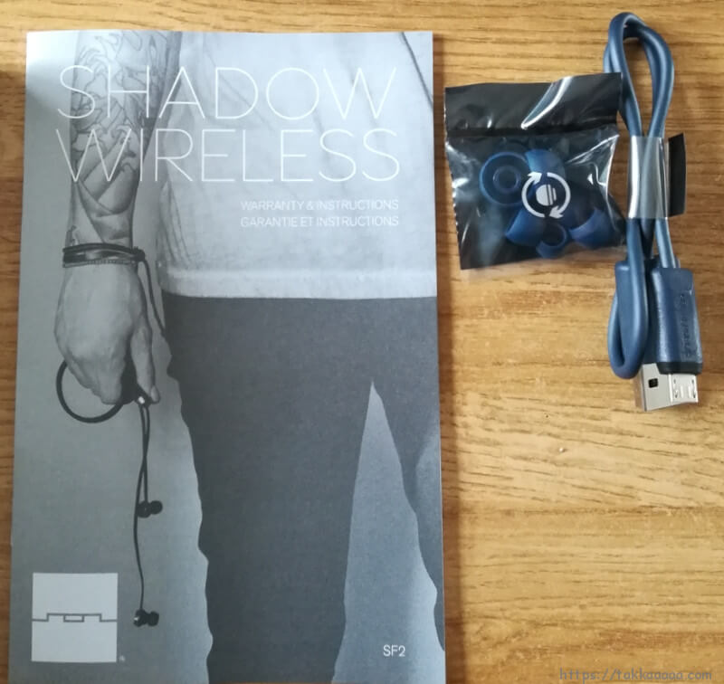SHADOWの説明書とイヤーピースとmicroUSBケーブル