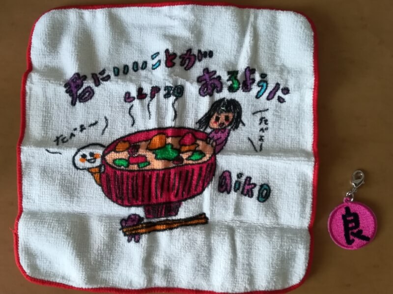 LLP20ガチャのハンドタオルとキーホルダー